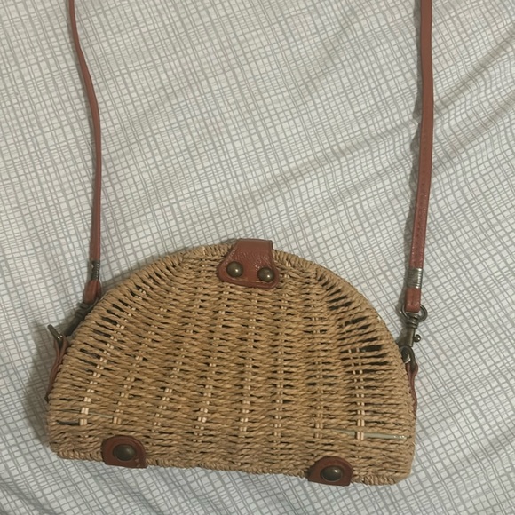 Half circle woven crossbody beach bag - Picture 2 of 3